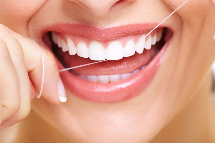 Kako koristiti konac za zube?