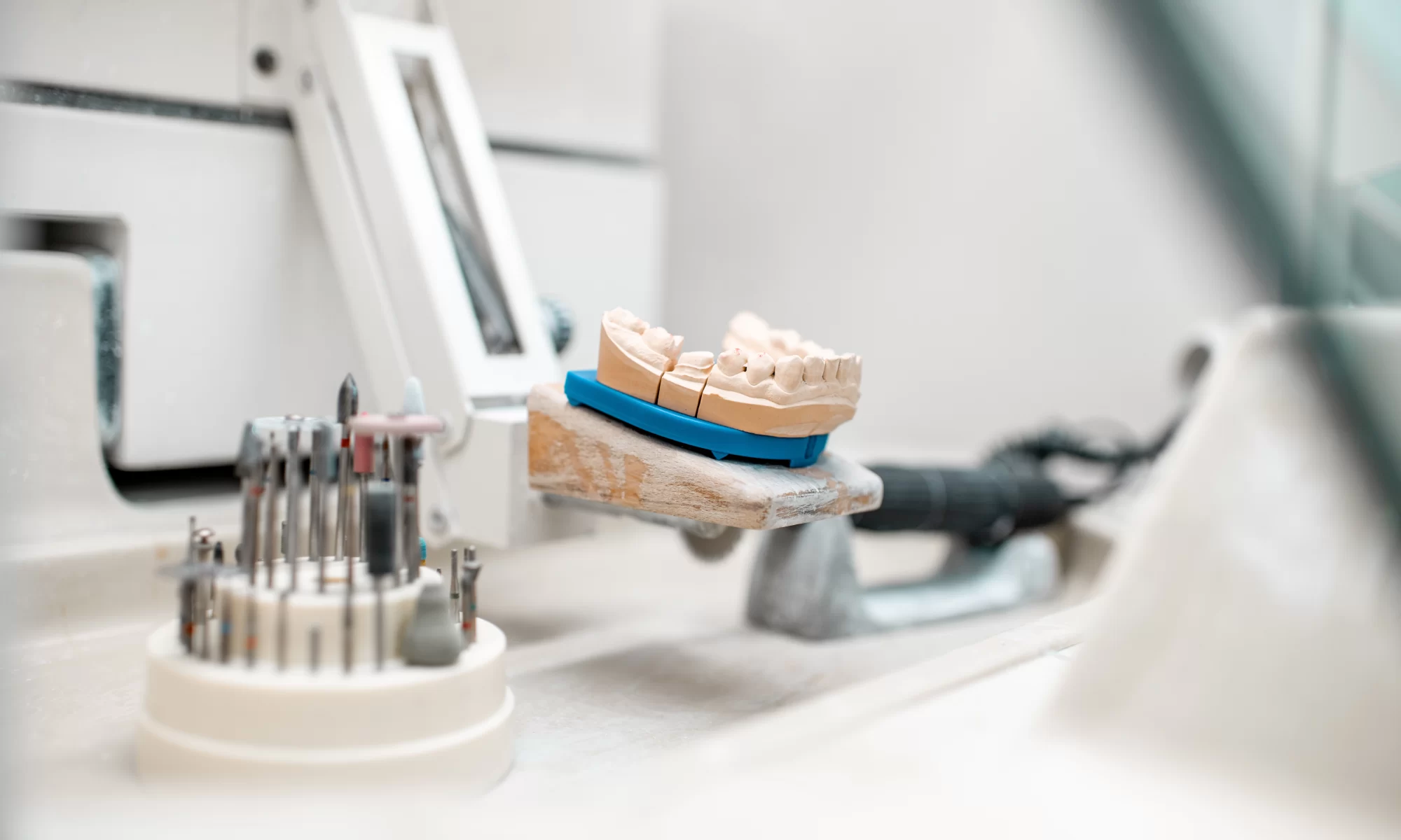 Modeli vilice i stomatološki alati postavljeni na radnoj površini u zubnoj laboratoriji