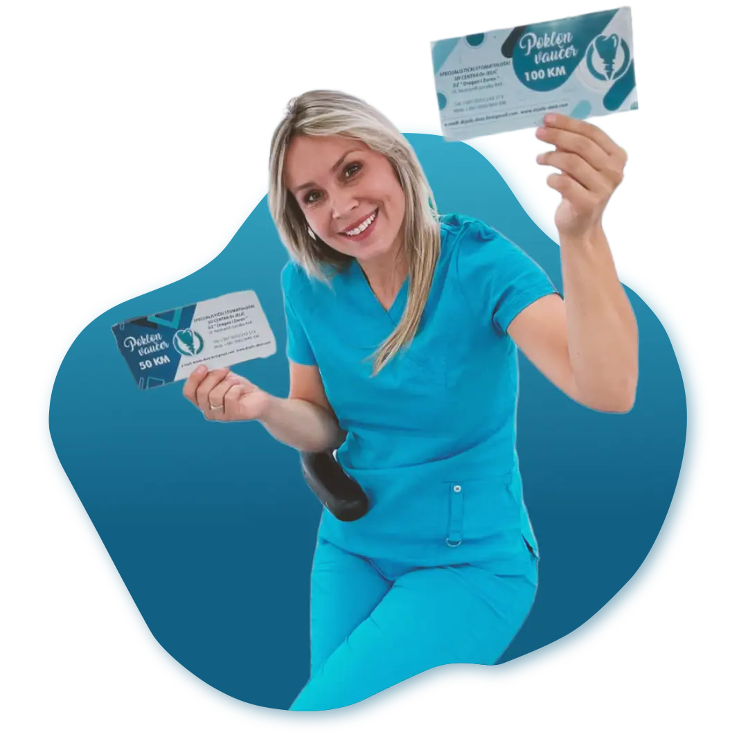 Stomatološka radnica u plavoj uniformi drži poklon vouchere u rukama i nasmešeno pozira